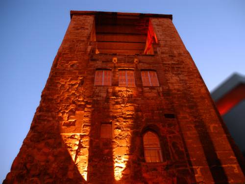 Der Begineturm in orange, Bild digital nachbearbeitet